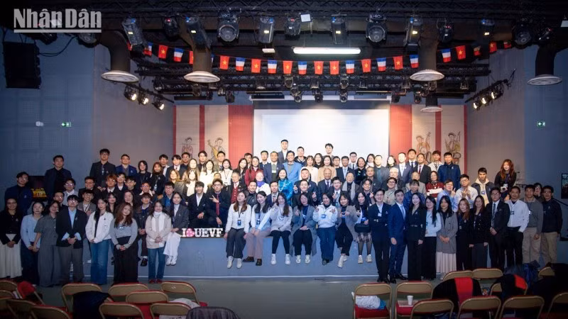 По словам Посла Вьетнама во Франции Динь Тоан Тханга, вьетнамские молодые люди и студенты во Франции обладают огромным энтузиазмом и стремлением внести практический вклад в развитие родины. (Фото: Кхай Хоан)