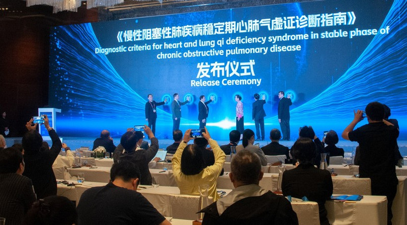 Делегаты нажимают кнопки в знак открытия форума.