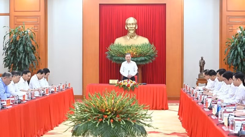 Генеральный секретарь ЦК КПВ То Лам на рабочем совещании с Парткомом Министерства иностранных дел. (Фото: Данг Кхоа)