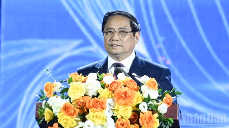 Премьер-министр Фам Минь Тьинь выступает с речью. (Фото: Чан Хай)