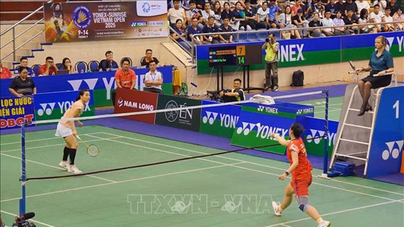 Финал в женском одиночном разряде между Нгуен Тхюи Линь и Цай Янь Янь (в красной форме) завершился со счетом 2:0 в пользу Цай Янь Янь. (Фото: ВИА)