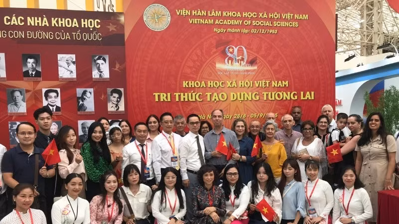 Посол Кубы во Вьетнаме Рохелио Поланко Фуэнтес посещает экспозицию Академии общественных наук Вьетнама на выставке. (Фото: Кхак Киен)