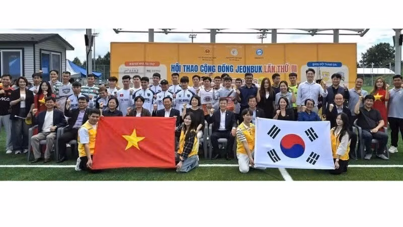 Делегаты и спортсмены, участвовавшие в спортивном фестивале, сделали памятное фото. (Фото: ВИА)