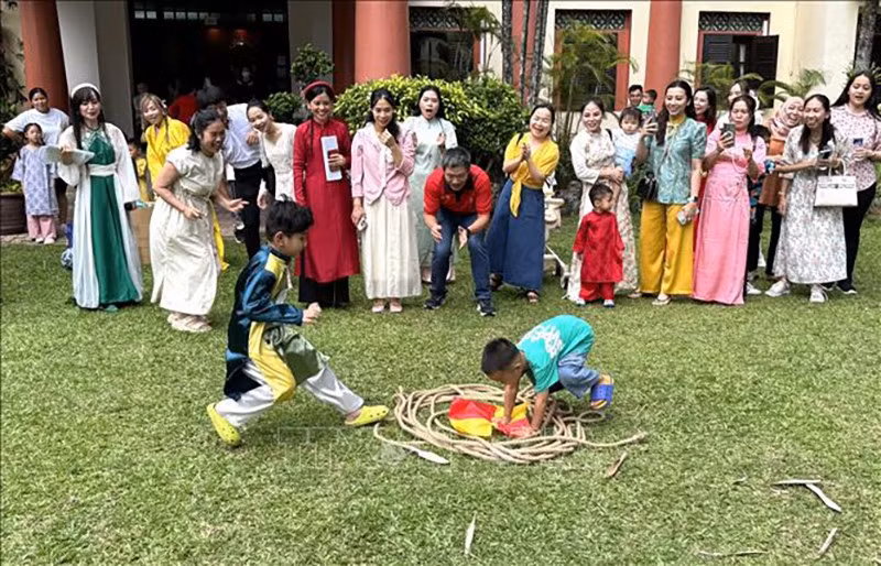 Дети с воодушевлением участвуют в игре «Захват флага» во время праздника в Малайзии. (Фото: ВИА)