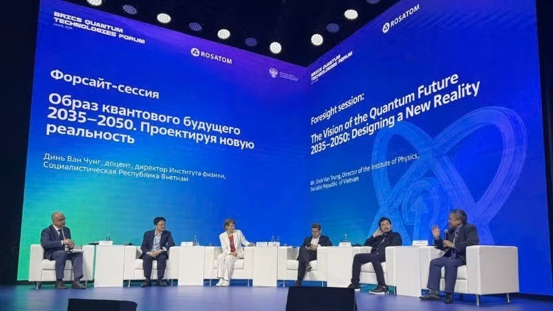 Делегация Вьетнамской академии науки и технологий принимает участие в Форуме квантовых технологий стран БРИКС в России, 8 июня 2026 года. (Фото: Ван Нга)