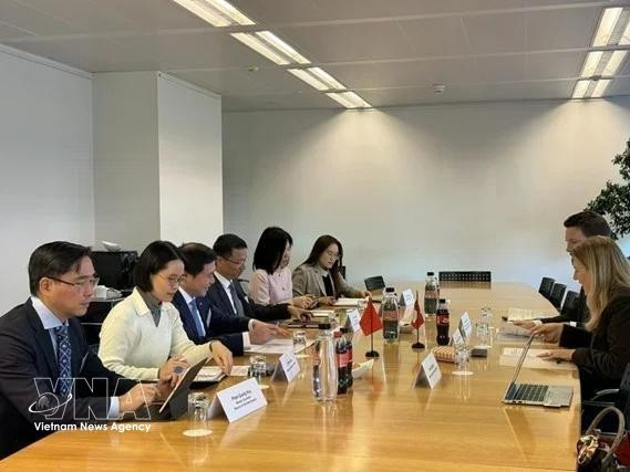 Вьетнамская делегация и представители швейцарской стороны обсудили вопросы в рамках 19-го раунда переговоров по ССТ между Вьетнамом и государствами ЕАСТ.