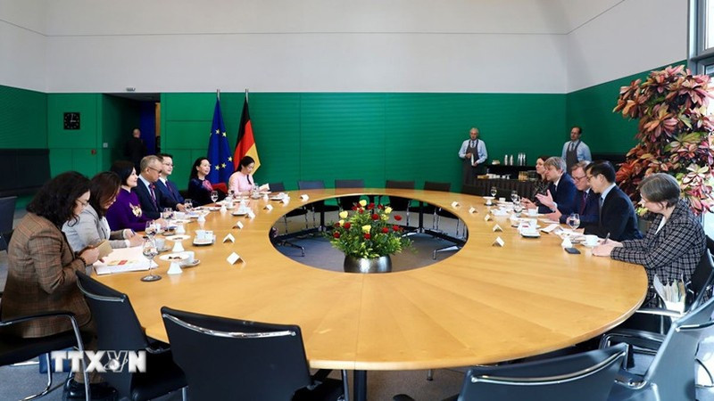 Вьетнамская делегация на рабочей встречу с заместителем председателя Бундестага Бодо Рамеловым, председателем Группы парламентской дружбы с АСЕАН Мальте Кауфманном и членами парламента Германии. (Фото: ВИА)