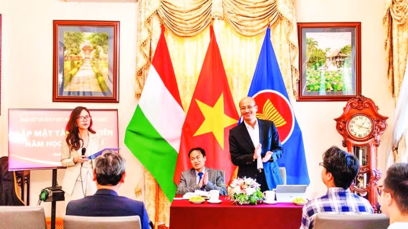 Встреча с вьетнамскими студентами, состоявшаяся в здании Посольства Вьетнама в Венгрии.