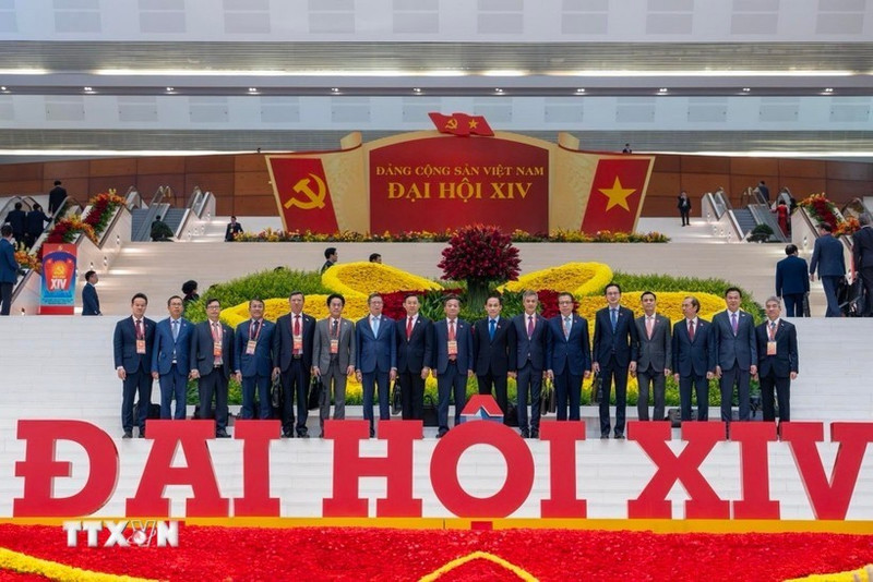 Посол Чинь Дык Хай (третий справа) вместе с делегатами XIV Всевьетнамского съезда Партии. (Фото: ВИА)