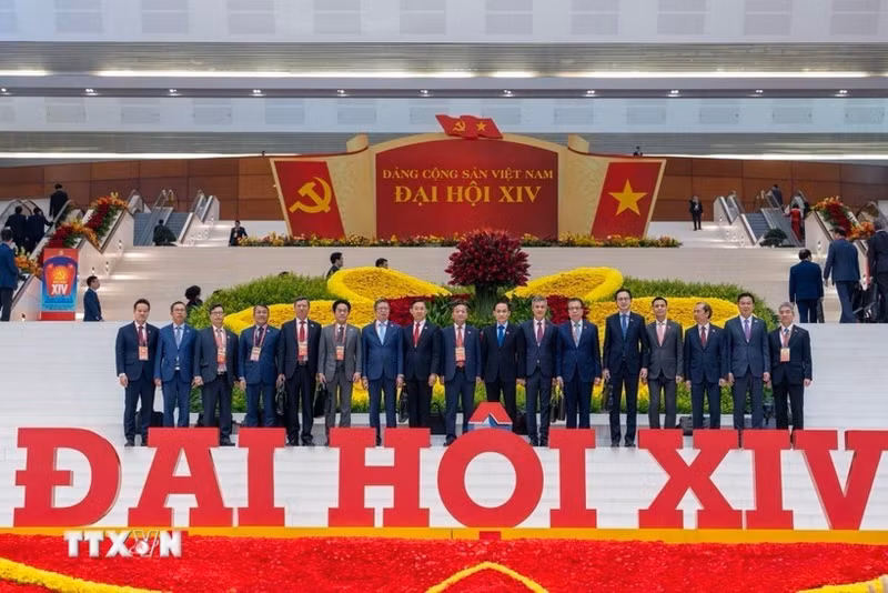 Посол Чинь Дык Хай (третий справа) вместе с делегатами XIV Всевьетнамского съезда Партии. (Фото: ВИА)