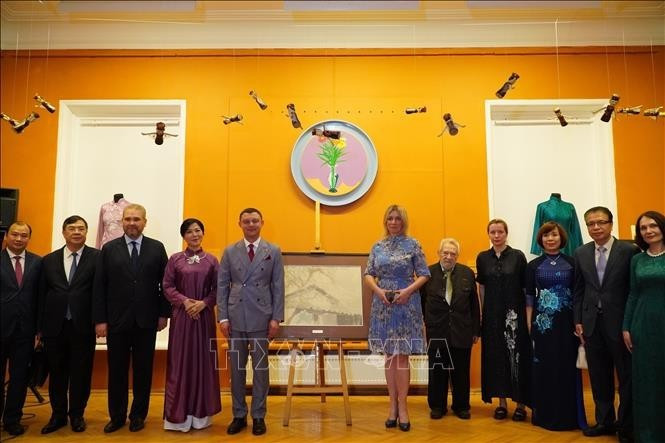 Супруга Нго Фыонг Ли преподнесла значимый подарок Академии.