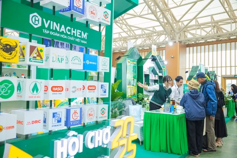 Стенд электронной торговой площадки Vinachem Mart — канал продаж, повышающий эффективность дистрибуции и удобный доступ клиентов внутри страны и за рубежом для продукции вьетнамской химической отрасли. (Фото: ВИА)
