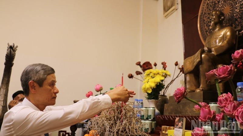 Посол Вьетнама в Камбодже Нгуен Минь Ву воскуряет благовония в память о Президенте Хо Ши Мине. (Фото: Хюи Ву)