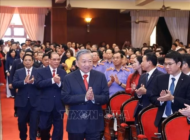 Генеральный секретарь ЦК КПВ То Лам и делегаты на первом съезде партийной организации центральных партийных органов на период 2025-2030 годов. (Фото: ВИA)