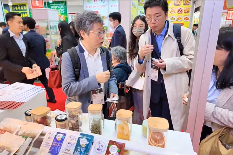 Посетители стенда на выставке FOODEX Japan 2026 с большим интересом знакомятся с продуктами сушёной сельскохозяйственной продукции, произведёнными с использованием технологии SASAKI. (Фото: ВИА)