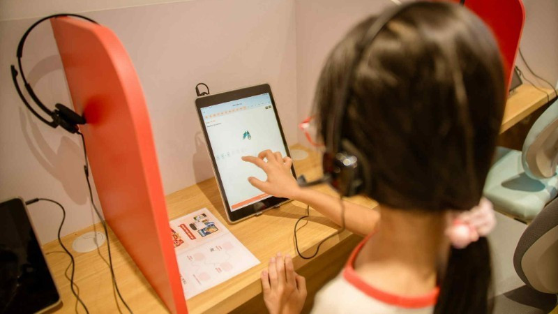 Учащиеся начальной школы изучают английский язык с помощью ИИ. (Фото: Нгуен Кхой)