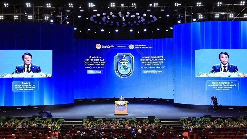 Министр общественной безопасности генерал армии Лыонг Там Куанг выступает на церемонии открытия для подписания и конференции высокого уровня Конвенции ООН против киберпреступности (Ханойская конвенция).