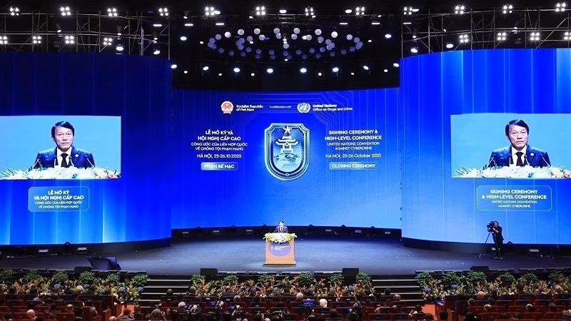 Министр общественной безопасности генерал армии Лыонг Там Куанг выступает на церемонии открытия для подписания и конференции высокого уровня Конвенции ООН против киберпреступности (Ханойская конвенция).