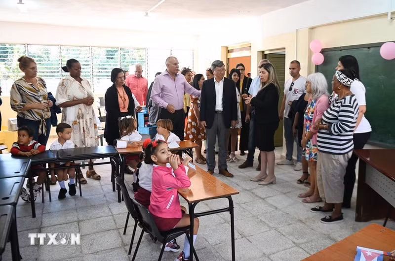 Посол Вьетнама на Кубе Ле Куанг Лонг и представители местных властей посещают старшую группу дошкольного учреждения. (ВИА)