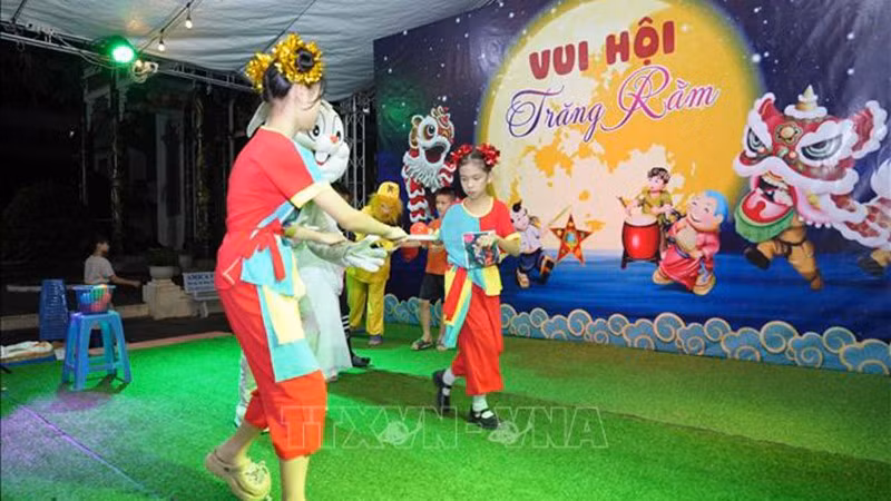 Дети вместе принимают участие в народных играх. (Фото: ВИА)