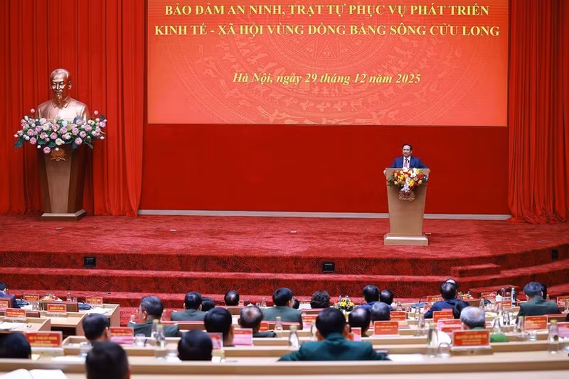 Премьер-министр Фам Минь Тьинь подводит итоги конференции по обеспечению безопасности и общественного порядка в интересах социально-экономического развития региона дельты реки Меконг. (Фото: ВИА)