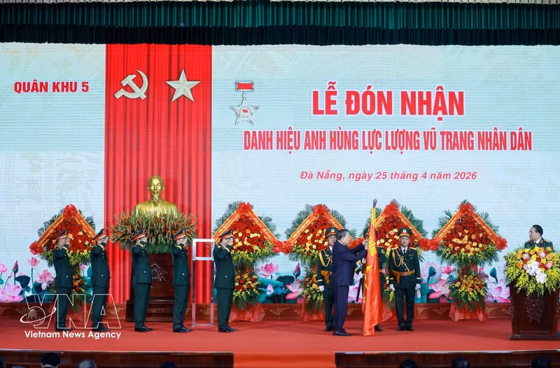 Генеральный секретарь, Президент государства То Лам, Секретарь Центральной военной комиссии вручает звание «Герой Народных вооружённых сил» 5-му Военному округу. (Фото: ВИА)