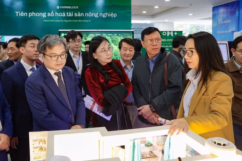 Руководители города Ханоя осматривают Технологическую биржу. (Фото: ВИА)