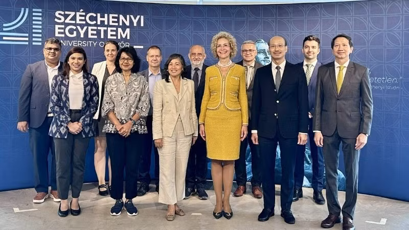 Посол Буй Ле Тхай (второй справа) и послы стран АСЕАН в Венгрии во время визита в Университет Дьёра. Фото: Посольство Вьетнама в Венгрии