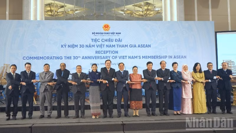 Вице-премьер, Министр иностранных дел Буй Тхань Шона и делегаты на мероприятии. Фото: Чунг Хынг