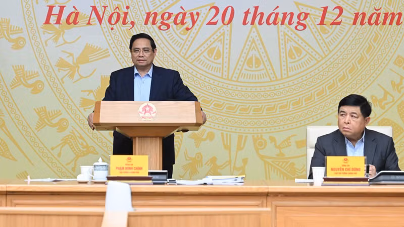 Премьер-министр Фам Минь Тьинь выступает с руководящими указаниями на заседании.