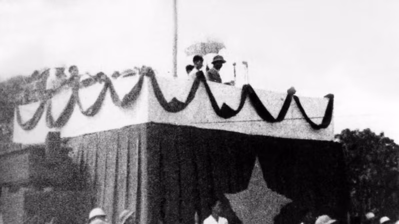 Президент Хо Ши Мин зачитывает Декларацию независимости, утро 2 сентября 1945 года. (Архивное фото: ВИА)