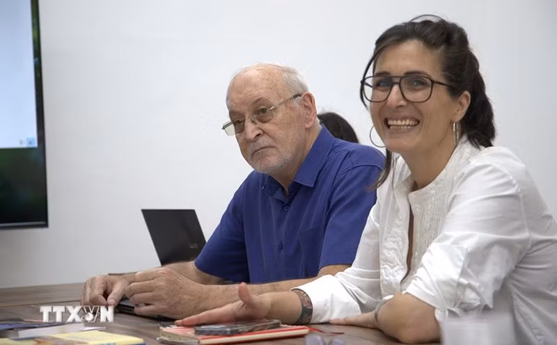 Член Политбюро, заведующая Отделом по международным связям Коммунистической партии Израиля Реем Хазан (справа). (Фото: ВИА)