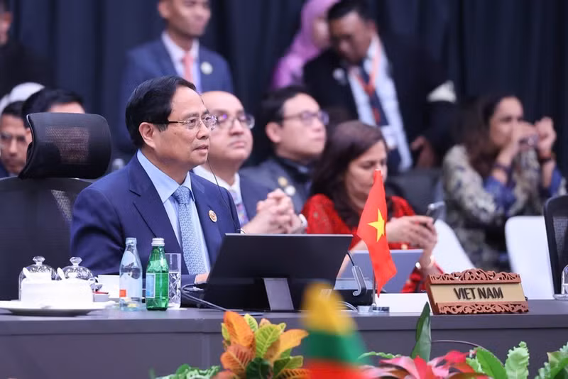 Премьер-министр Фам Минь Тьинь принимает участие в пленарном заседании 47-го саммита АСЕАН и церемонии вручения Второго протокола о внесении изменений в Соглашение АСЕАН о торговле товарами (ATIGA). (Фото: ВИА)