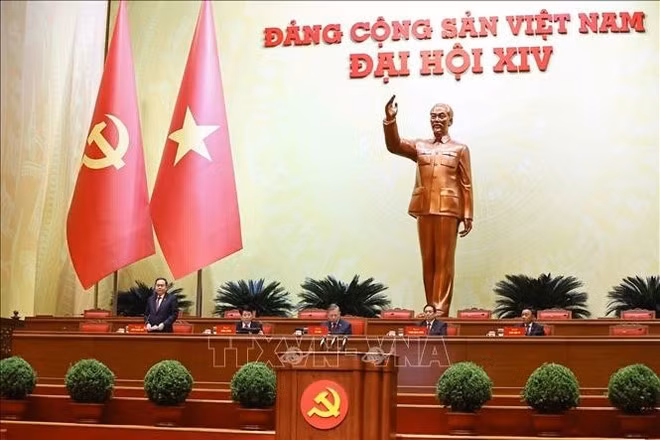 Ключевые руководители партии и государства председательствуют на Предварительном заседании XIV съезда КПВ. (Фото: ВИА)