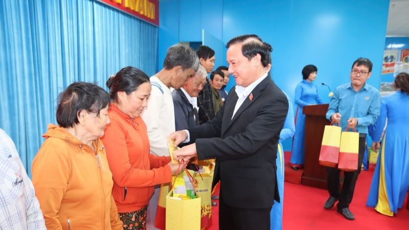 Заместитель председателя НС Нгуен Кхак Динь вручает подарки малообеспеченным семьям в общине Зиендиен провинции Кханьхоа.