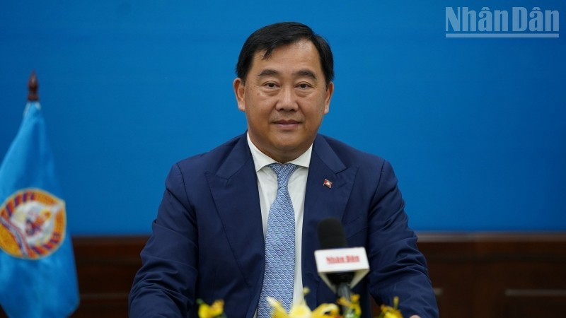 Официальный представитель, Первый заместитель заведующего Отделом ЦК Народной партии Камбоджи по внешним связям Сус Яра дает интервью постоянному корреспонденту газеты «Нянзан». (Фото: Динь Чыонг)