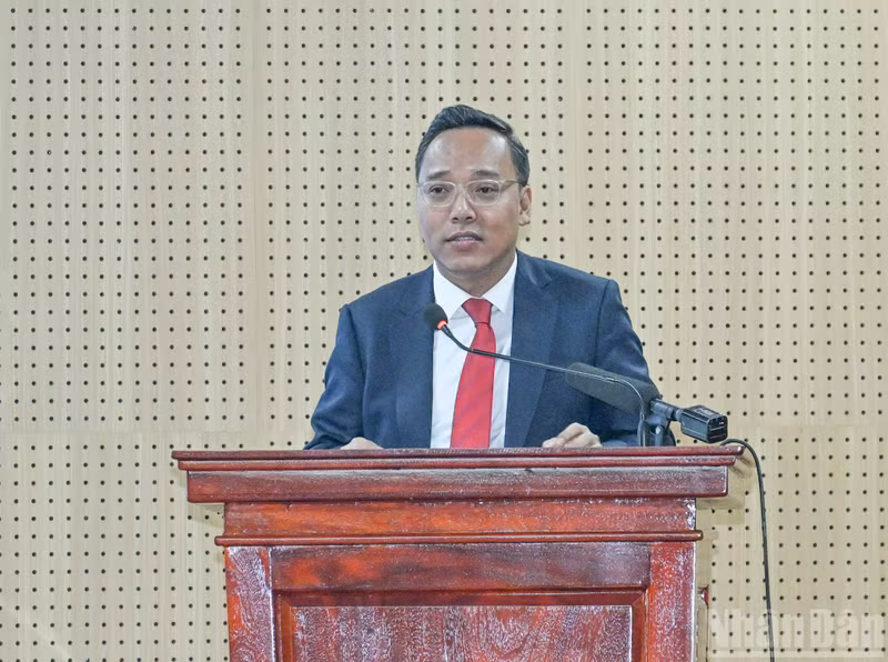 Заместитель министра промышленности и торговли Нгуен Хоанг Лонг выступает с речью.