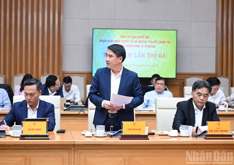 Представитель города Ханоя выступает на заседании.