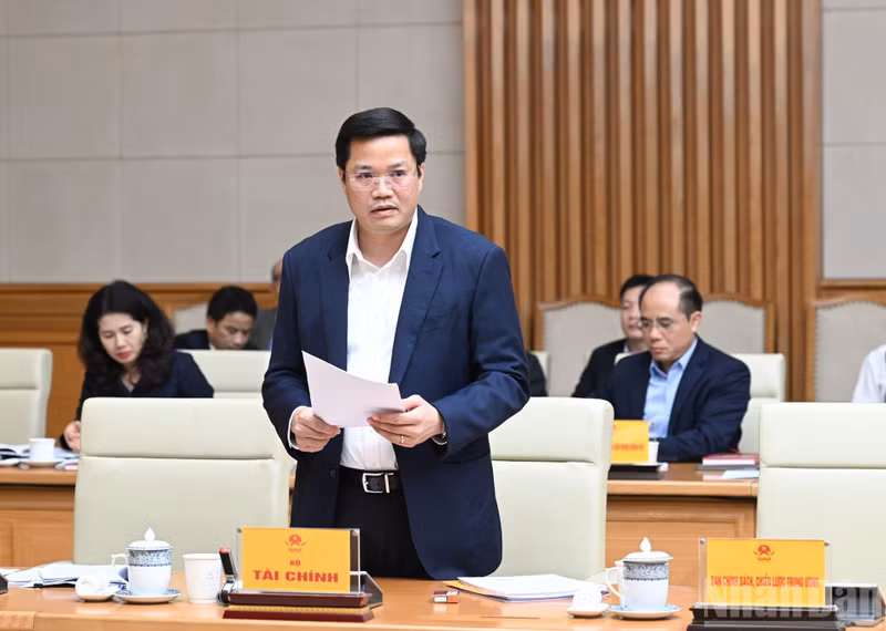 Заместитель министра финансов Нгуен Дык Там выступает с речью.