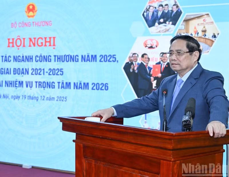 Премьер-министр Фам Минь Тьинь выступает с руководящей речью.