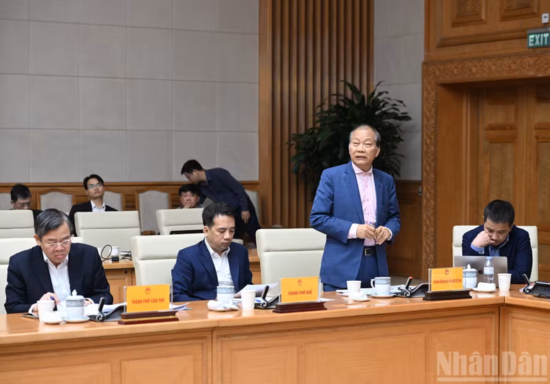 Заместитель председателя Федерации торговли и промышленности Вьетнама Хоанг Куанг Фонг выступает на мероприятии.