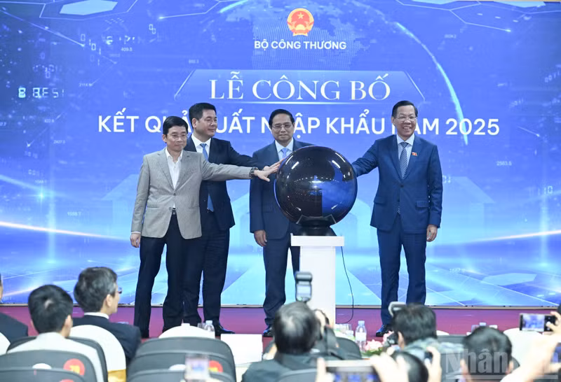 Премьер-министр Фам Минь Тьинь и делегаты участвуют в объявлении результатов внешнеторгового оборота за 2025 год.