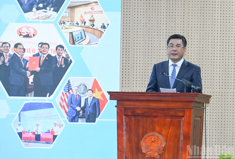 Министр промышленности и торговли Нгуен Хонг Зиен выступает на конференции.