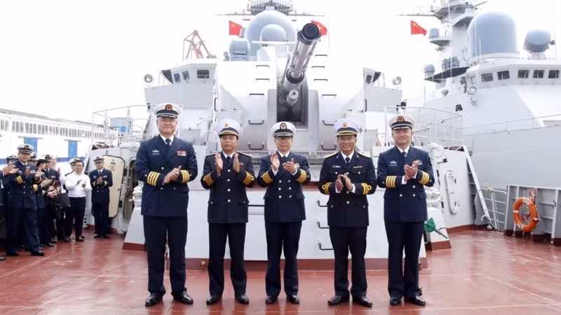 Руководство военно-морской базы Гуанчжоу посещает корабль 015 «Чан Хынг Дао».