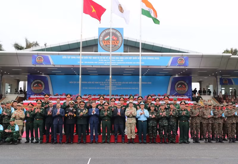 Генерал-полковник Фунг Ши Тан, заместитель начальника Генерального штаба Вьетнамской народной армии, и господин Раджеш Кумар Сингх, секретарь по вопросам обороны Индии, вместе с представителями органов, подразделений и военнослужащими обеих стран присутствуют на открытии. (Фото: ВИА)