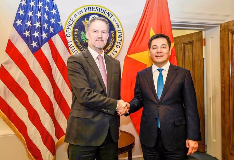 Министр промышленности и торговли Вьетнама Нгуен Хонг Зиен, руководитель правительственной переговорной делегации, и Торговый представитель США Джеймисон Грир, руководитель американской переговорной делегации. (Фото: moit.gov.vn)