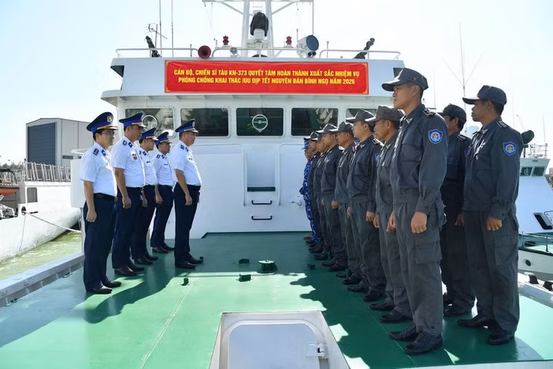 Генерал-майор Нгуен Ван Зунг, секретарь партийного комитета, политический комиссар Командования 4-го района Береговой охраны, подбадривает офицеров и солдат судна KN-373 перед выходом для выполнения задачи. (Фото: ВИА)