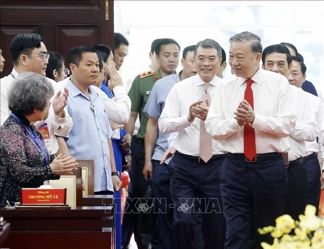 Генсекретарь То Лам посетил и поздравил с Новым годом партийную организацию, органы власти и жителей города Хошимин. (Фото: ВИА)