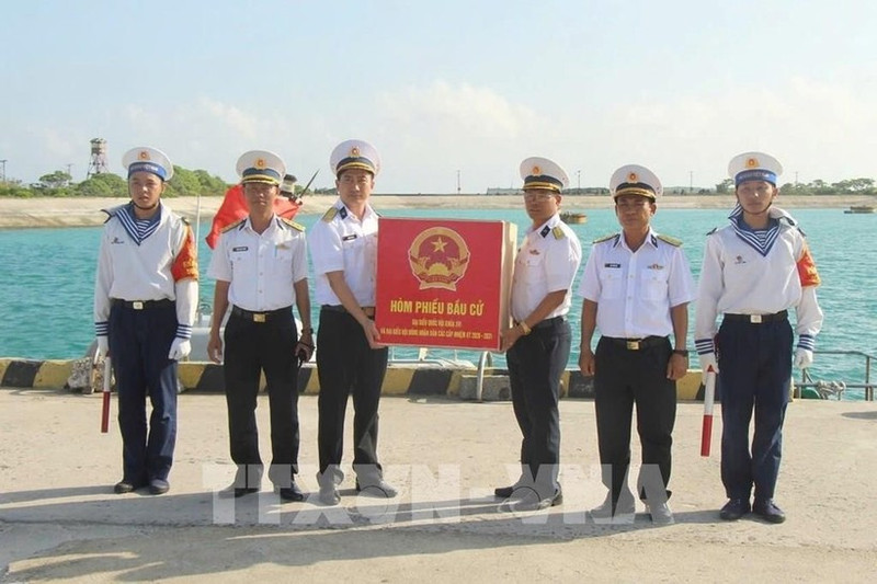 Командир острова Западный Шонгты принял избирательную урну от рабочей группы бригады 146 4-го военно-морского района ВМС Вьетнама (подразделения, выполняющего задачи в специальой административной зоне Чыонгша) и Избирательной комиссии провинции Кханьхоа для подготовки к досрочному дню голосования.