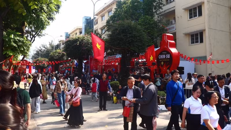 В этом году мероприятие прошло в крупнейшем масштабе за всё время — 128 павильонов от 50 посольств, 20 местных внешнеполитических ведомств, 8 подразделений Министерства иностранных дел и множества международных компаний. Фестиваль организован Департаментом обслуживания дипломатического корпуса под руководством Ле Нгует Ань — супруги министра иностранных дел Ле Хоай Чунга.